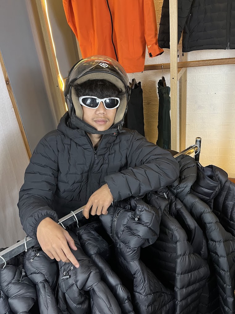 Oura store display kid with helmet