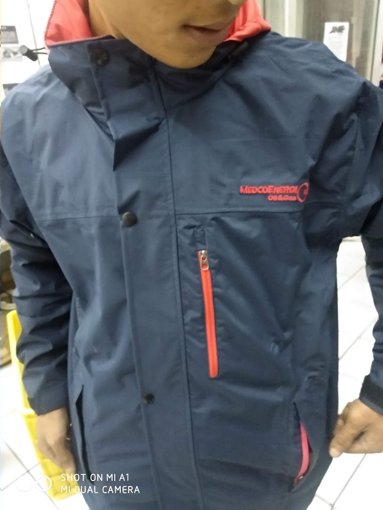 Medco Energy jacket dipakai model